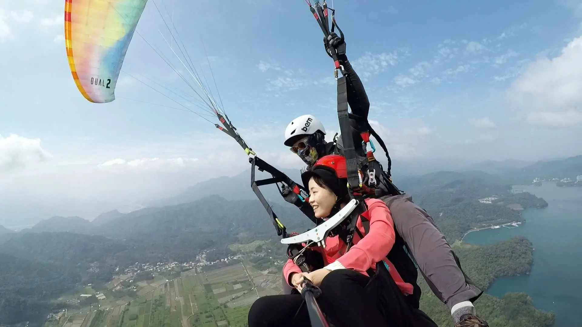 台灣南投埔里虎頭山雙人飛行傘體驗，遊客與專業教練從高空俯瞰日月潭湖光山色，享受安全又刺激的空中翱翔之旅。