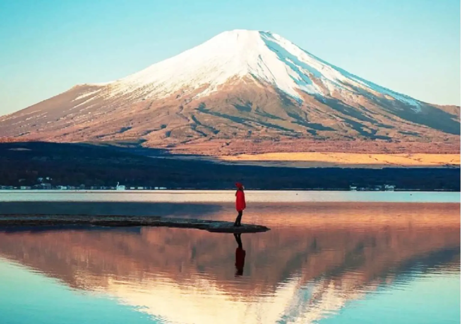 平野之濱，遊客欣賞夕陽下富士山在山中湖的壯麗倒影，體驗富士五湖的夢幻景致。