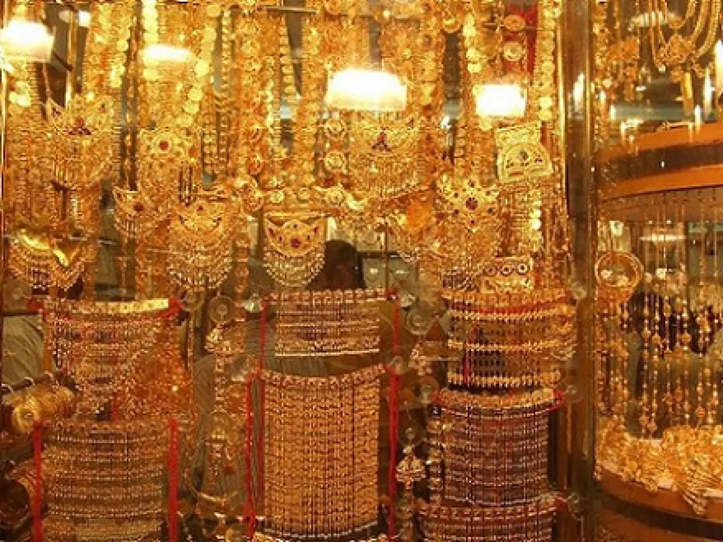 【杜拜〉照●黃金市集Gold Souk〉入●水上計程車Abra〉照●新文化水濱區Al Seef Street〉照●機場／伊斯坦堡(約4小時40分鐘)】