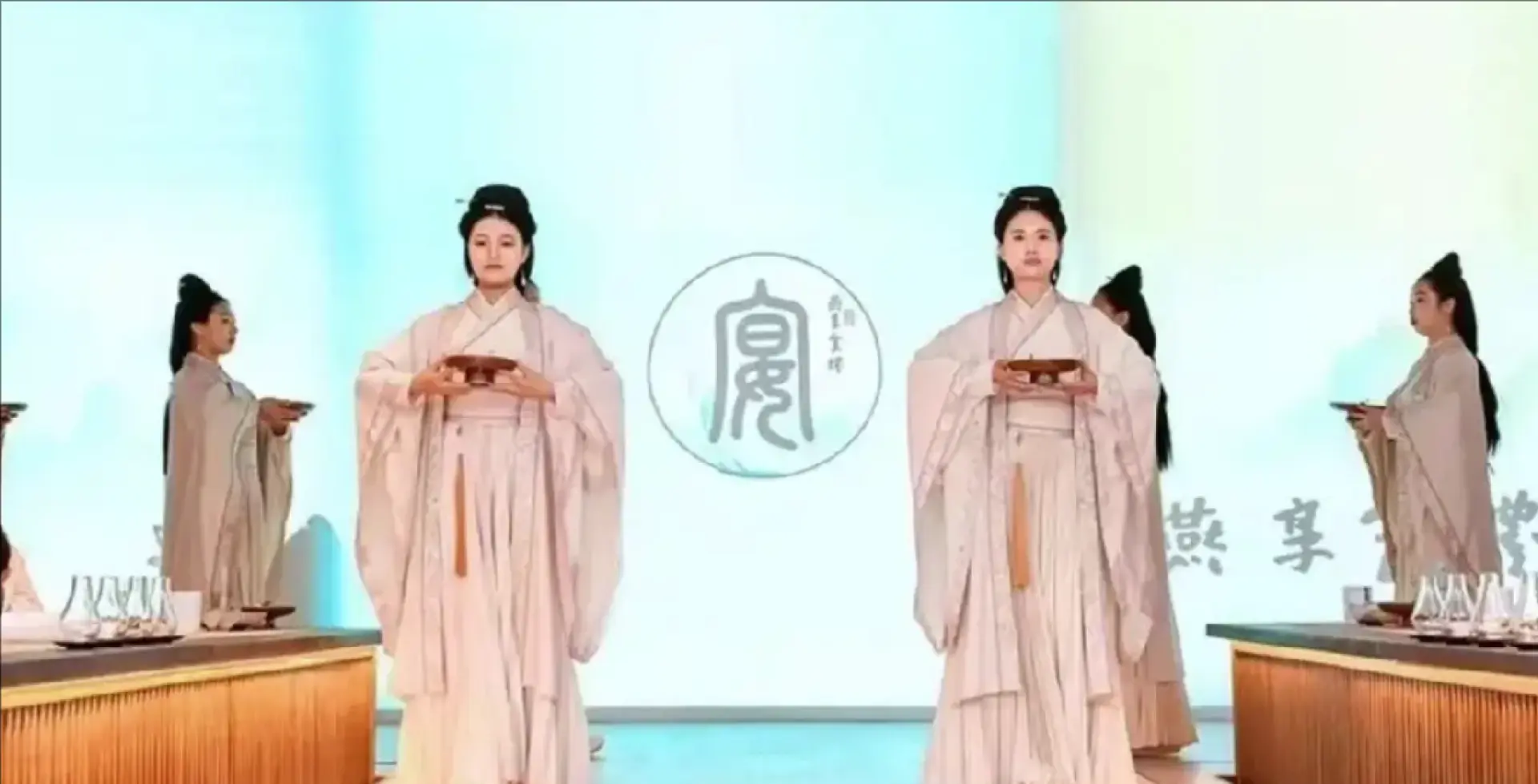 Performers in elegant Hanfu showcase the ancient 'Yanxiang Shili' ritual at Beijing Palace Banquet, re-enacting traditional court etiquette and the essence of ancient banquet culture.