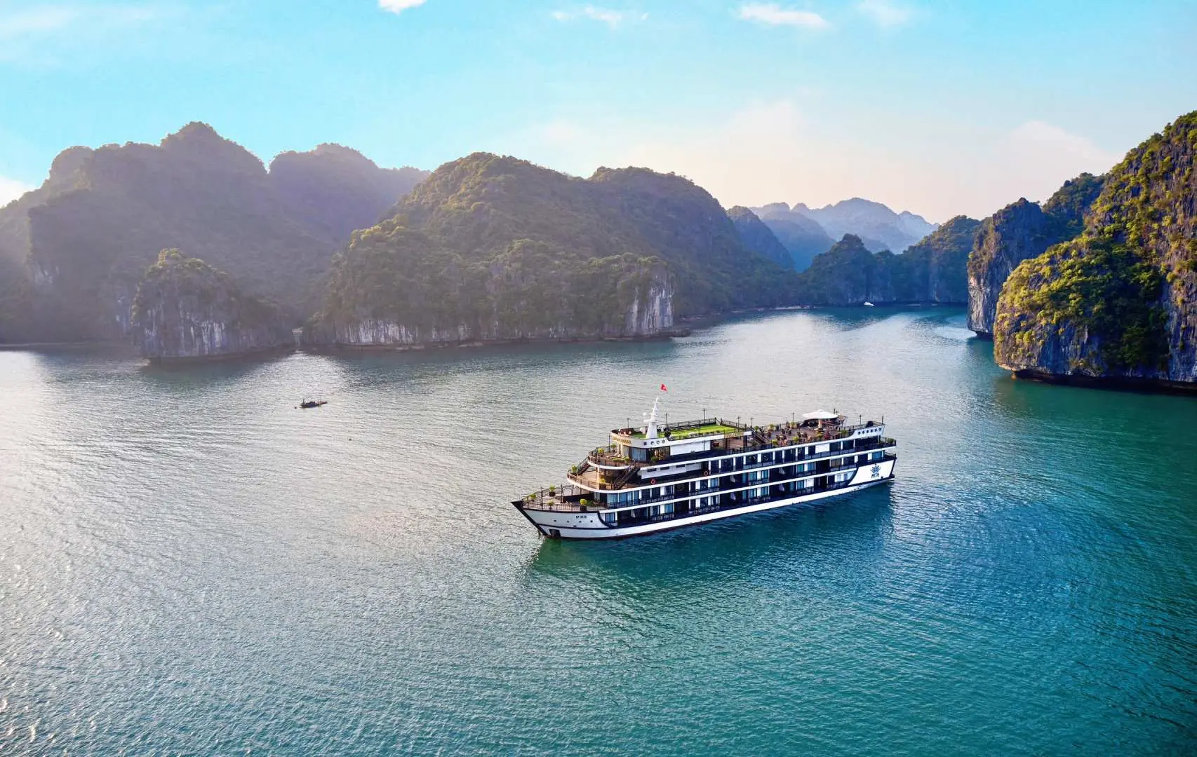 搭乘專車前往下龍灣，入住海上Villa．下龍過夜遊輪，深入越式生活～越南古漁村、越式點心DIY、夜釣墨魚