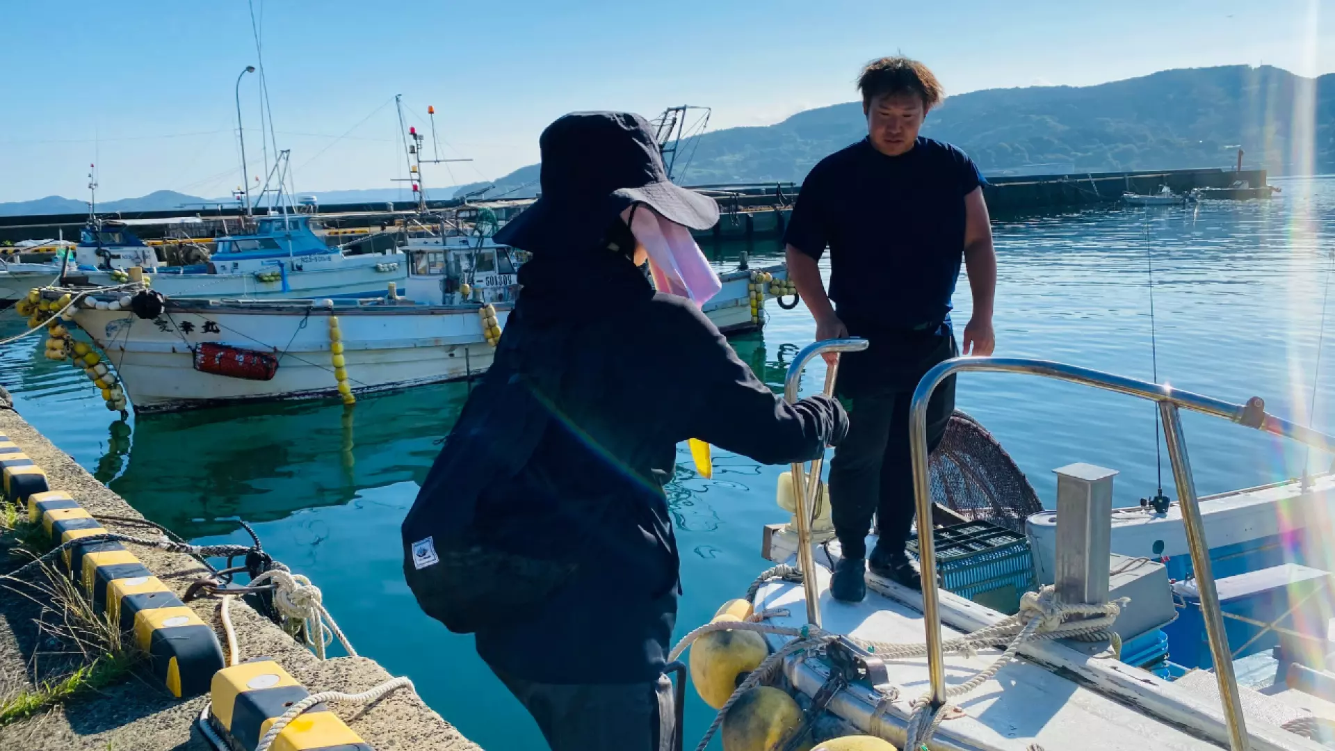 旅客在松浦市港口准备下船，显示钓鱼体验提供方便的无障碍上下船设施。