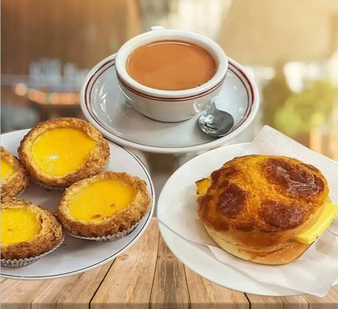 香港經典茶餐廳美食，包括香滑奶茶、酥脆蛋撻同新鮮出爐嘅菠蘿油，讓您品嚐最地道嘅港式風味。