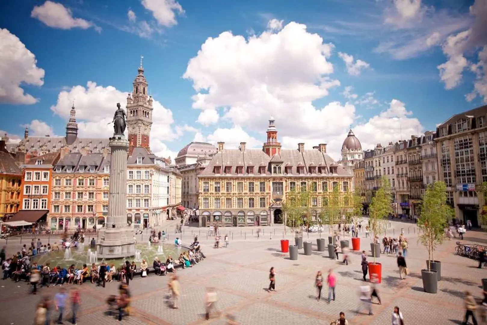 【巴黎〉199公里〉里爾Lille〉照●戴高樂廣場Place du Général de Gaulle〉照●里爾市政廳鐘樓Beffroi de Lille〉118公里〉布魯塞爾〉照●布魯塞爾黃金大廣場Grand Place〉照●尿尿小童Manneken Pis】