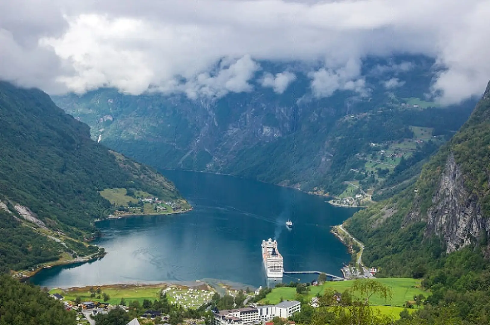 【盧恩〉照●蓋倫格峽灣Geirangerfjord〉入●蓋倫格峽灣遊船Geirangerfjord Cruise〉照●老鷹公路眺望台Flydalsjuvet〉261公里〉里耳哈默】
