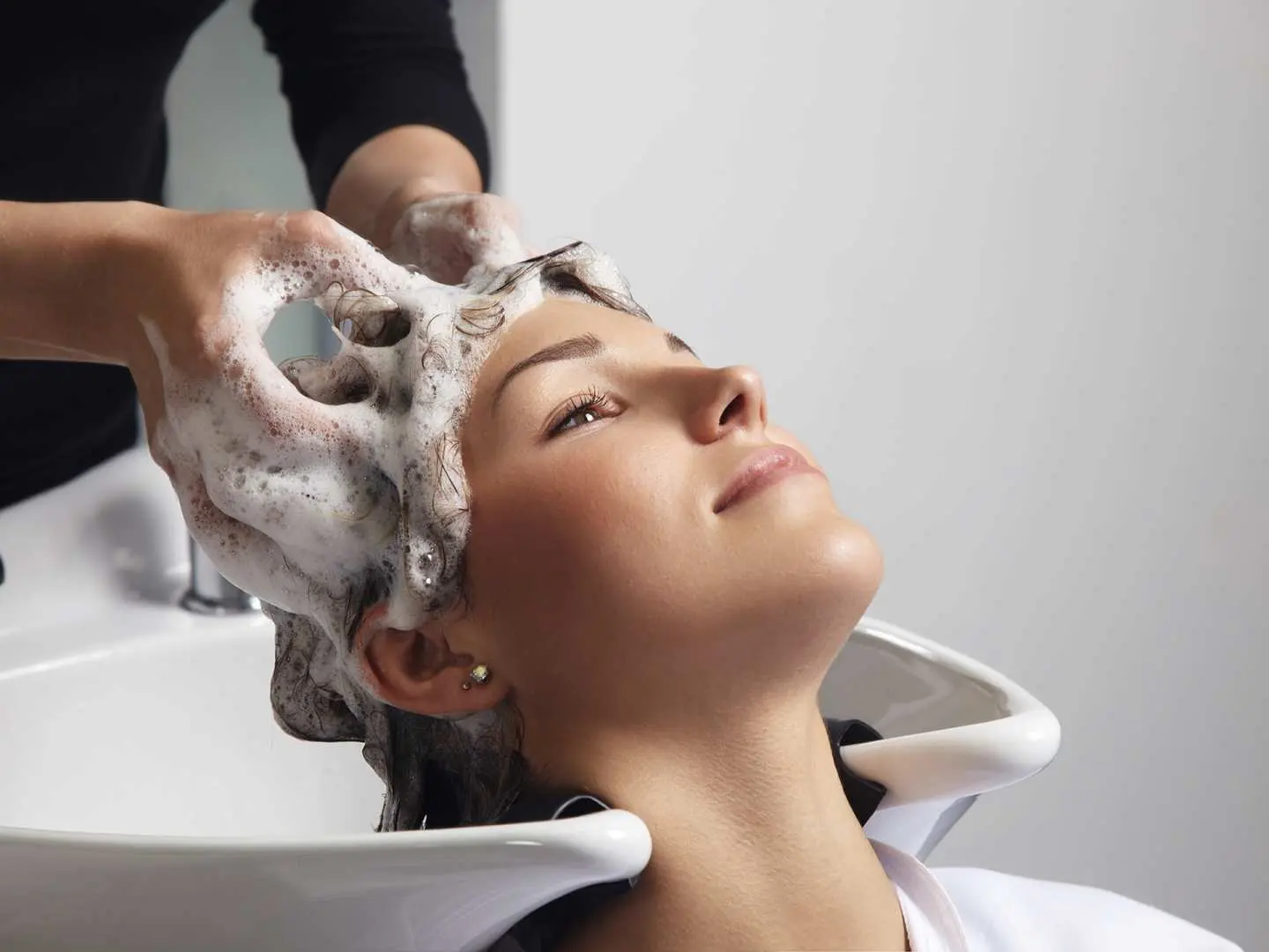 顾客于尖沙咀Hair Spa by Leonor Greyl享受放松的头皮按摩与洗发疗程，丰富的天然泡沫滋养发丝，带来疗愈体验。