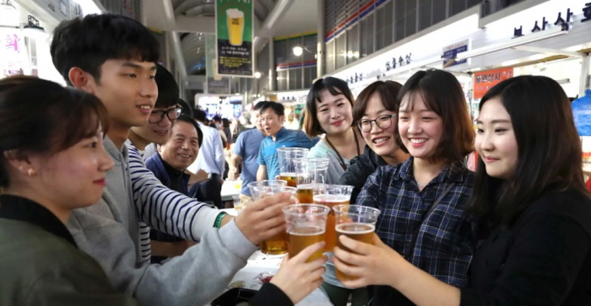 朋友們在釜山、慶州或浦項的當地市集享受社交時光，舉杯暢飲並體驗韓國道地美食與文化，建立美好的回憶。