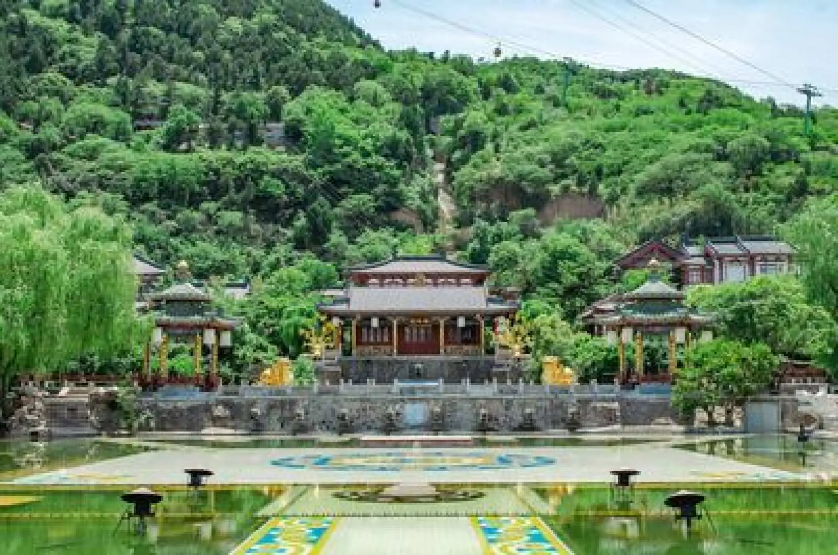 西安华清宫全景，古老建筑群依山傍水，绿意盎然，营造出帝王园林的宁静氛围。