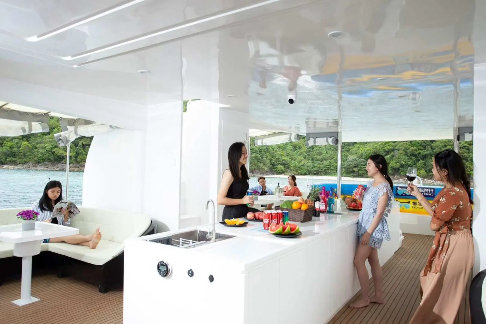 Thưởng thức nước ngọt, rượu vang và bia không giới hạn trên tàu và nhảy theo điệu nhạc sôi động.