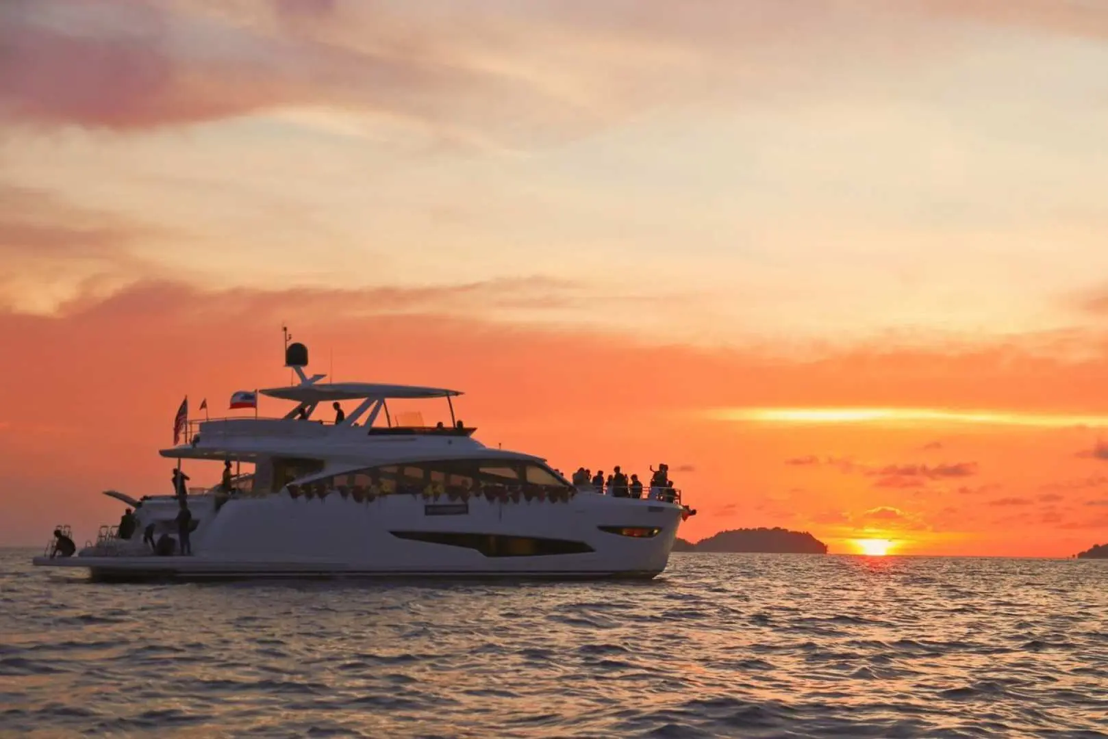 Quay trở lại Bến tàu Star Marina, tiếp tục tiệc tùng cho đến khi bầu trời tối dần và những vì sao xuất hiện trên bầu trời.