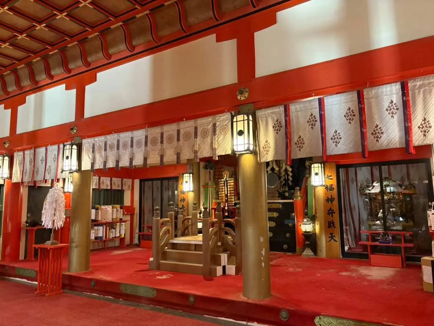 青岛神社内精心布置的神乐表演场地，红色地毯与古朴灯笼营造出举行神乐供奉的庄重仪式氛围。