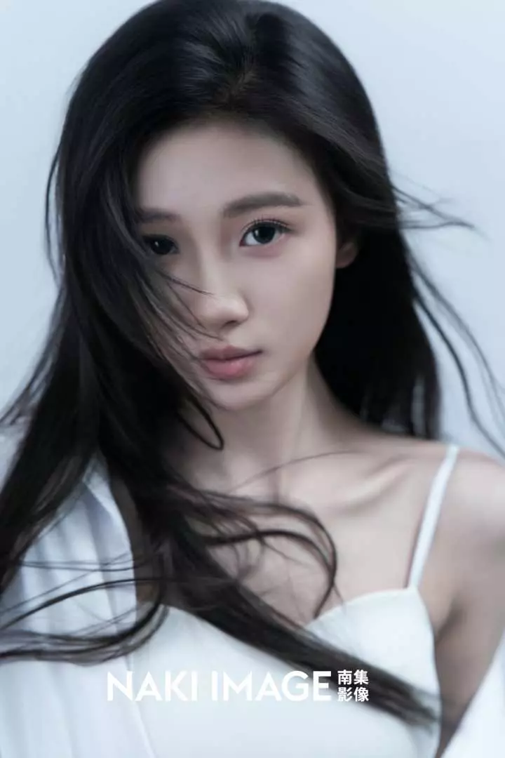 深圳南集影像個人肖像寫真。長髮女子穿白色上衣，眼神自信，展現歐美時尚與個性魅力。