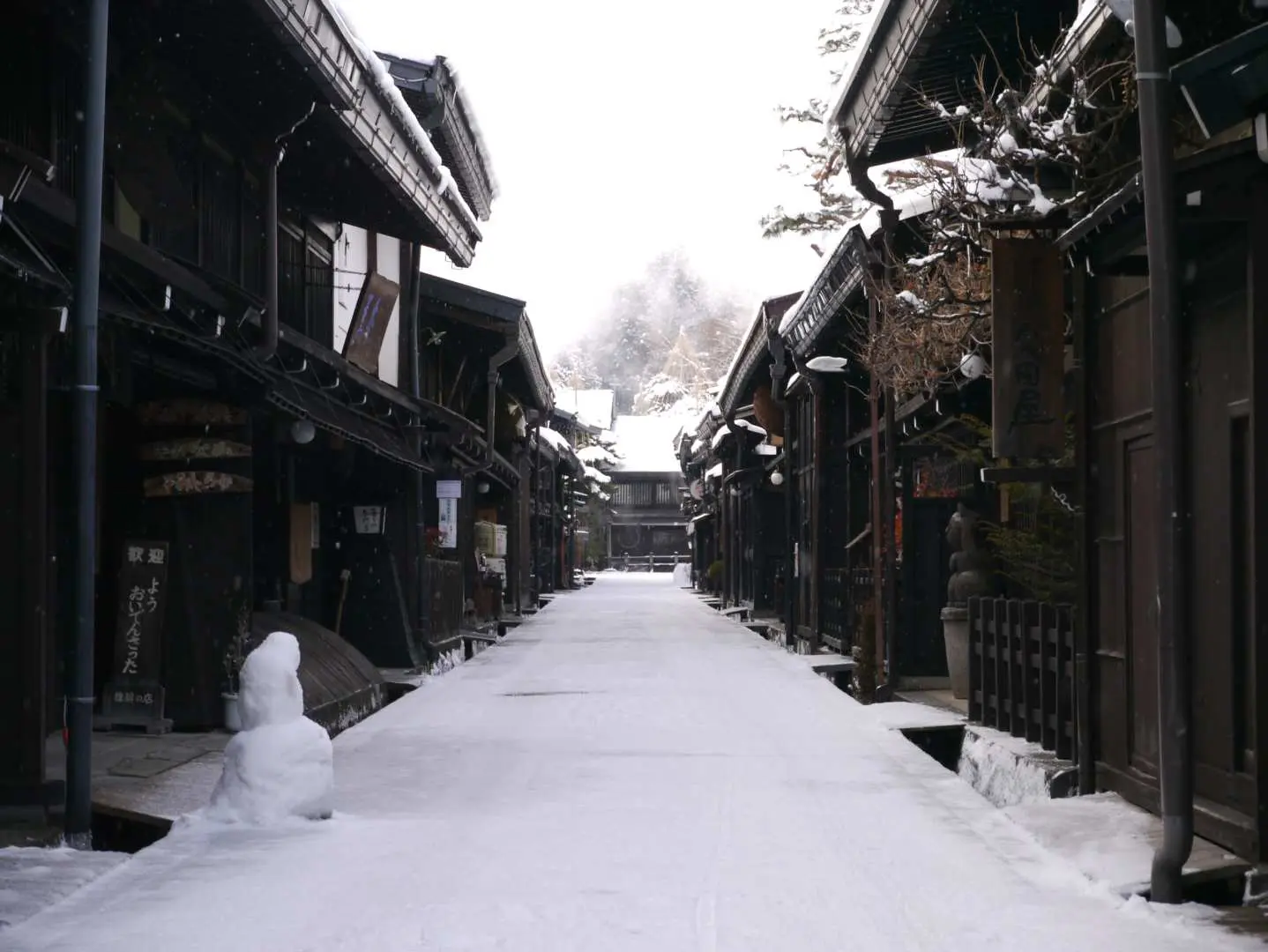 飛騨高山歷史悠久的古街在雪中靜謐延伸，兩旁是傳統木造建築，提供旅客從名古屋出發，漫步探索日本風情的機會。