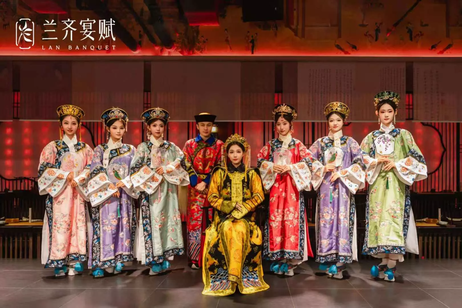 青島蘭齊宴賦的華麗宮廷演藝，多位演員身著不同朝代復刻服飾，展現沉浸式歷史文化盛宴，結合美食與表演。
