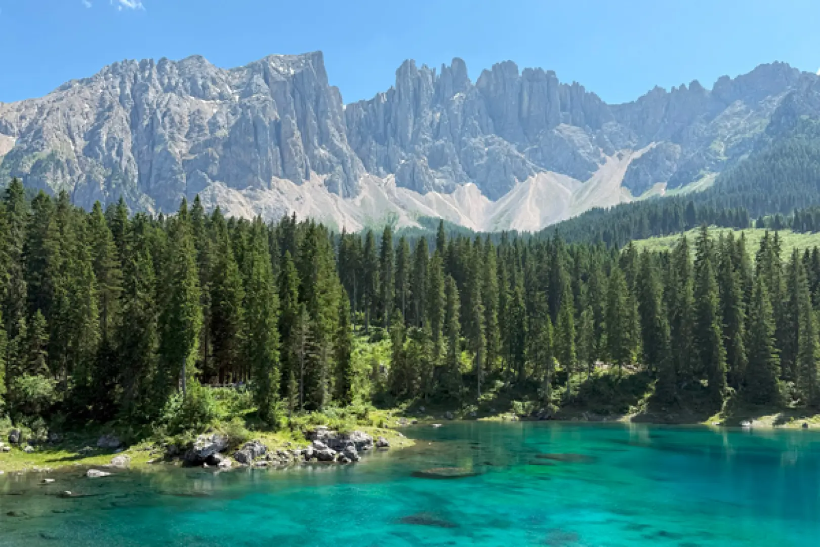 【特倫特Trento〉86公里〉卡雷扎湖(夢幻彩虹湖)Lago di Carezza〉40公里〉阿爾卑斯高原藍色球狀纜車(休西高原Cabinovia Alpe di Siusi)〉多洛米蒂山區飯店Dolomiti】