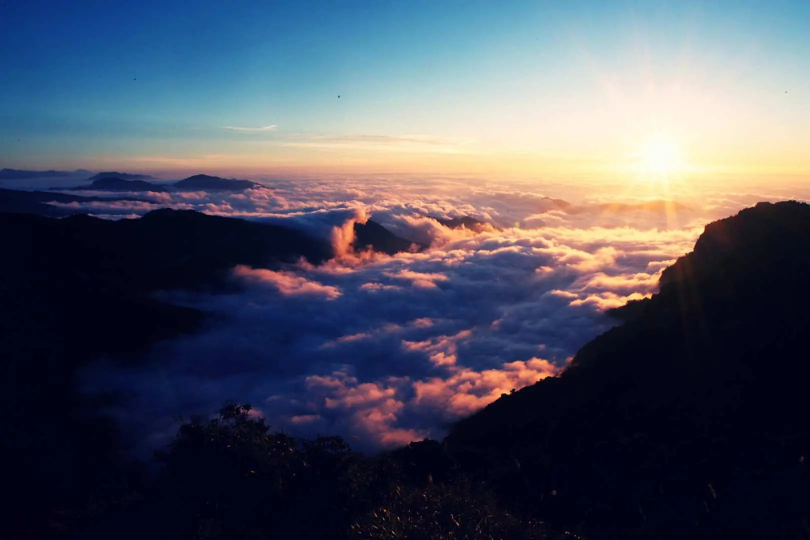 阿里山祝山日出時分，變幻莫測的雲海染上橘紅霞光，山巒層疊，展現如同仙境般的阿里山絕美景緻。