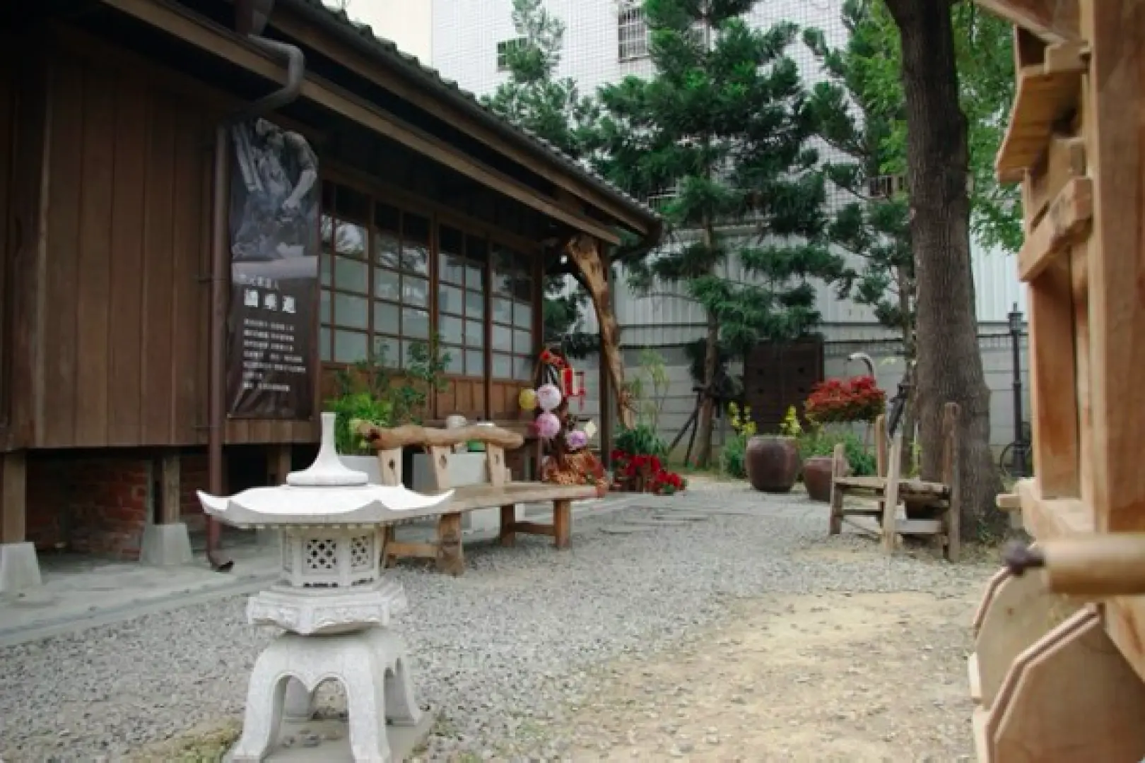 奮起湖老街旁的懷舊日式建築與庭園，石燈籠與木質長椅營造出寧靜氛圍，展現奮起湖的獨特魅力。