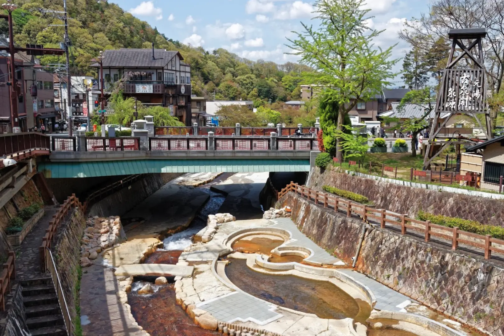 關西有馬溫泉的古樸街景，蜿蜒溪流與日式建築相映成趣，享受金湯銀湯的溫泉療癒，是深度放鬆之旅。