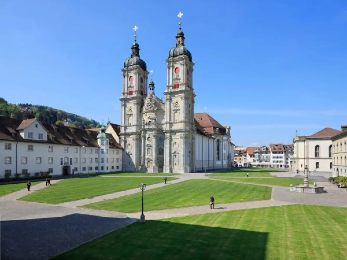 【慕尼黑〉269公里〉照●聖加侖修道院大教堂The Cathedral of St.Gallen〉入●聖加侖修道院圖書館Abbey library of Saint Gallen〉89公里〉照●蘇黎世市區觀光Zürich〉夜宿蘇黎世區域】
