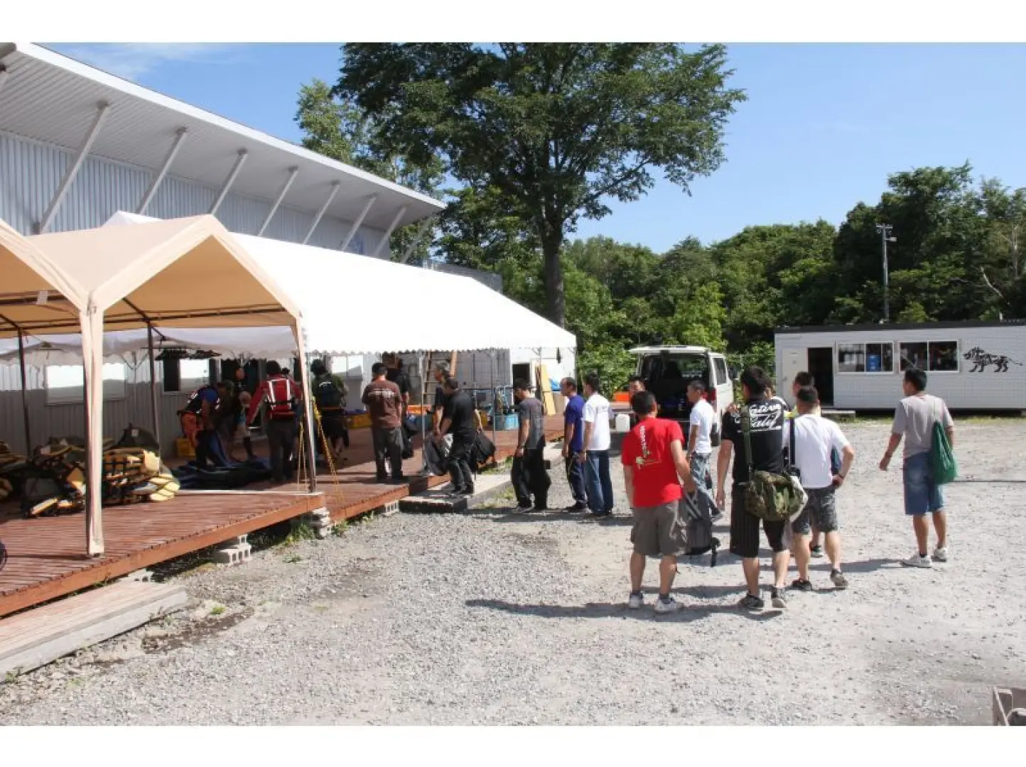 Check-in and changing. After checking in, go to the changing room and change into your rafting clothes (clothes that you don't mind getting wet). Don't forget to use the restroom.