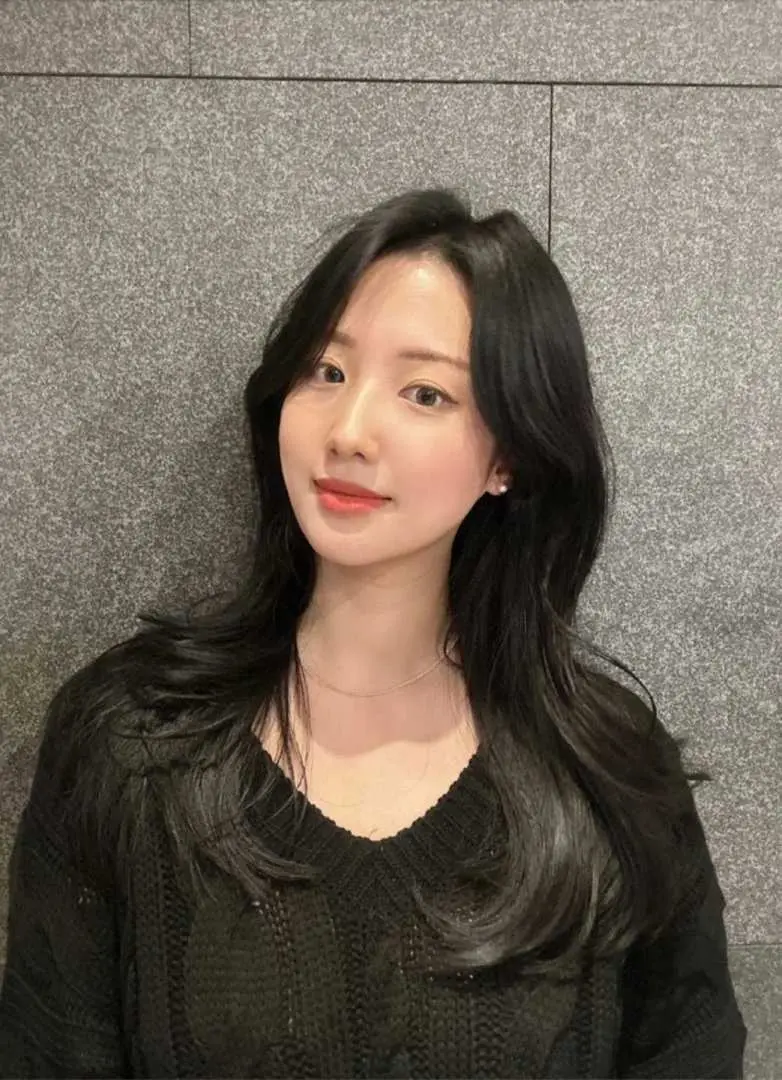 韩国Juno Hair提供自然优雅的女性长发造型范例，深色微卷发丝搭配空气感刘海，展现韩式时尚发型魅力。