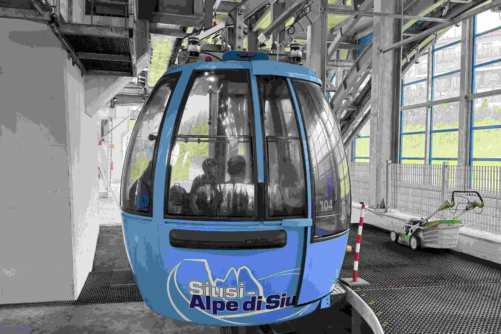 【多洛米蒂山區飯店Dolomiti〉37公里〉入●阿爾卑斯高原藍色球狀纜車(休西高原Cabinovia Alpe di Siusi)〉66公里〉照●科爾蒂納丹佩佐Cortina d'Ampezzo〉多洛米蒂山區飯店Dolomiti】