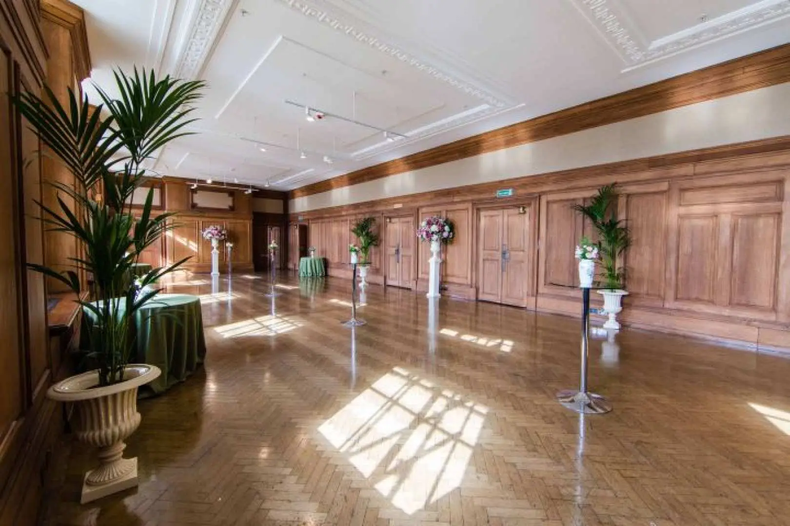 การตกแต่งภายในอันหรูหราและกว้างขวางของ County Hall Riverside Hall ที่มีพื้นไม้ปาร์เกต์ขัดเงา และแสงธรรมชาติ พร้อมสำหรับการเฉลิมฉลองวันส่งท้ายปีเก่าที่หรูหราในลอนดอน