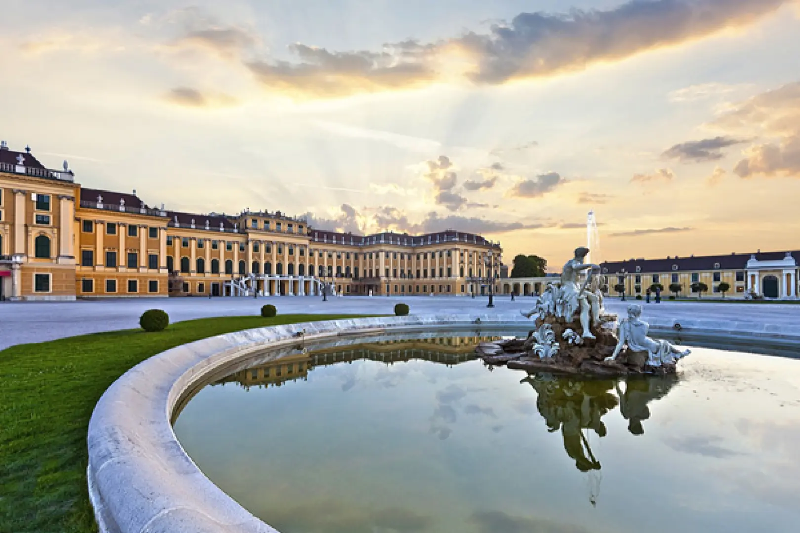 【照●熊布朗宮Schloss Schönbrunn〉維也納機場(飛行約11小時15分)/曼谷(飛行約3小時50分)/桃園】