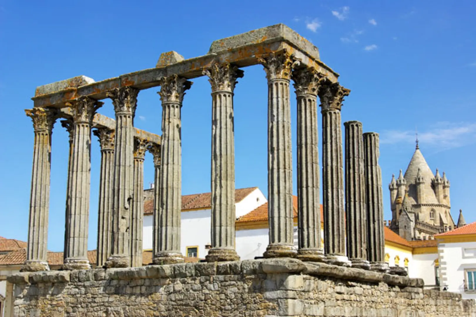 【貝雅/艾佛拉〉81公里〉艾佛拉Evora〉照●黛安娜神殿Roman Temple of Évora〉入●人骨教堂Capela dos Ossos〉122公里〉馬爾旺〉入●馬爾旺城堡花園區Castle of Marvão〉98公里〉布朗庫堡】
