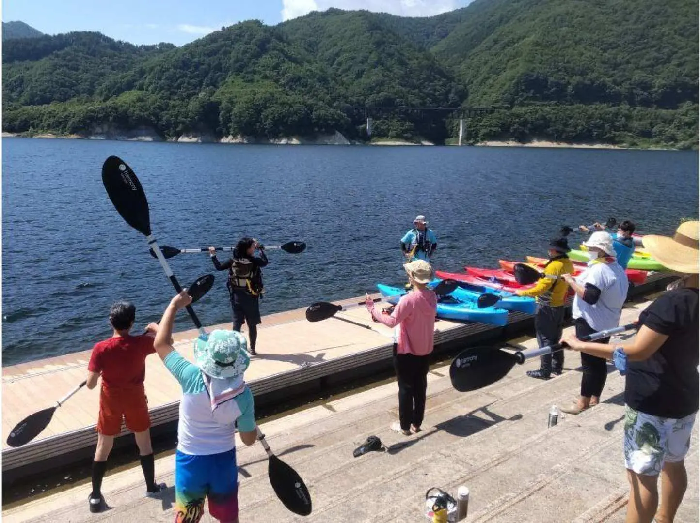 Before departure, we'll do some warm-up exercises and have a pre-trip briefing. Before we leave, the guide will give you a lesson on how to paddle and how to get into the kayak.