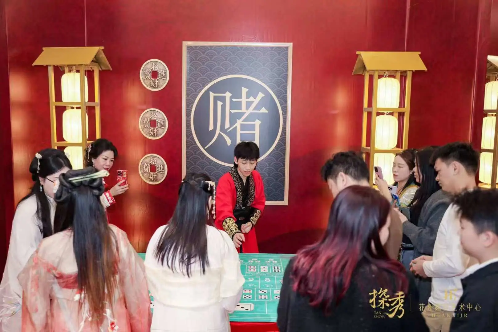 佛山禪城「探秀嶺南」古遊戲體驗區，遊客與身著古裝的工作人員互動，參與傳統遊戲，感受嶺南市集熱鬧氛圍。