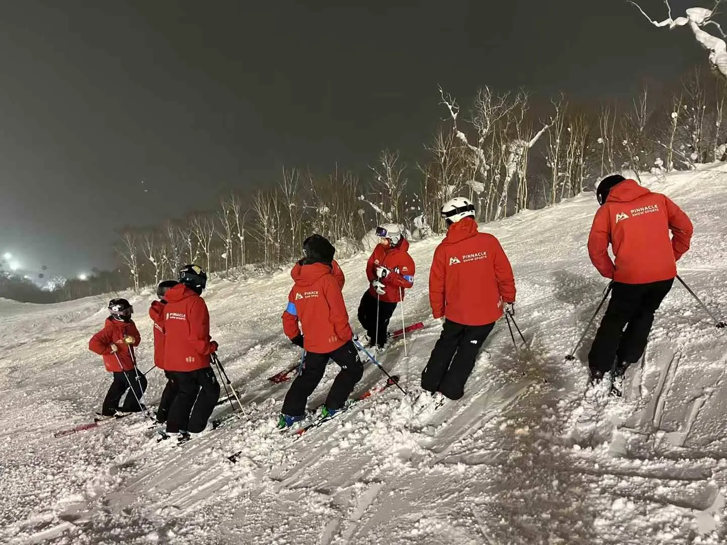 Pinnacle滑雪學校學員與教練在夜間的留壽都雪場享受單板雙板滑雪樂趣，體驗獨特的夜滑課程。