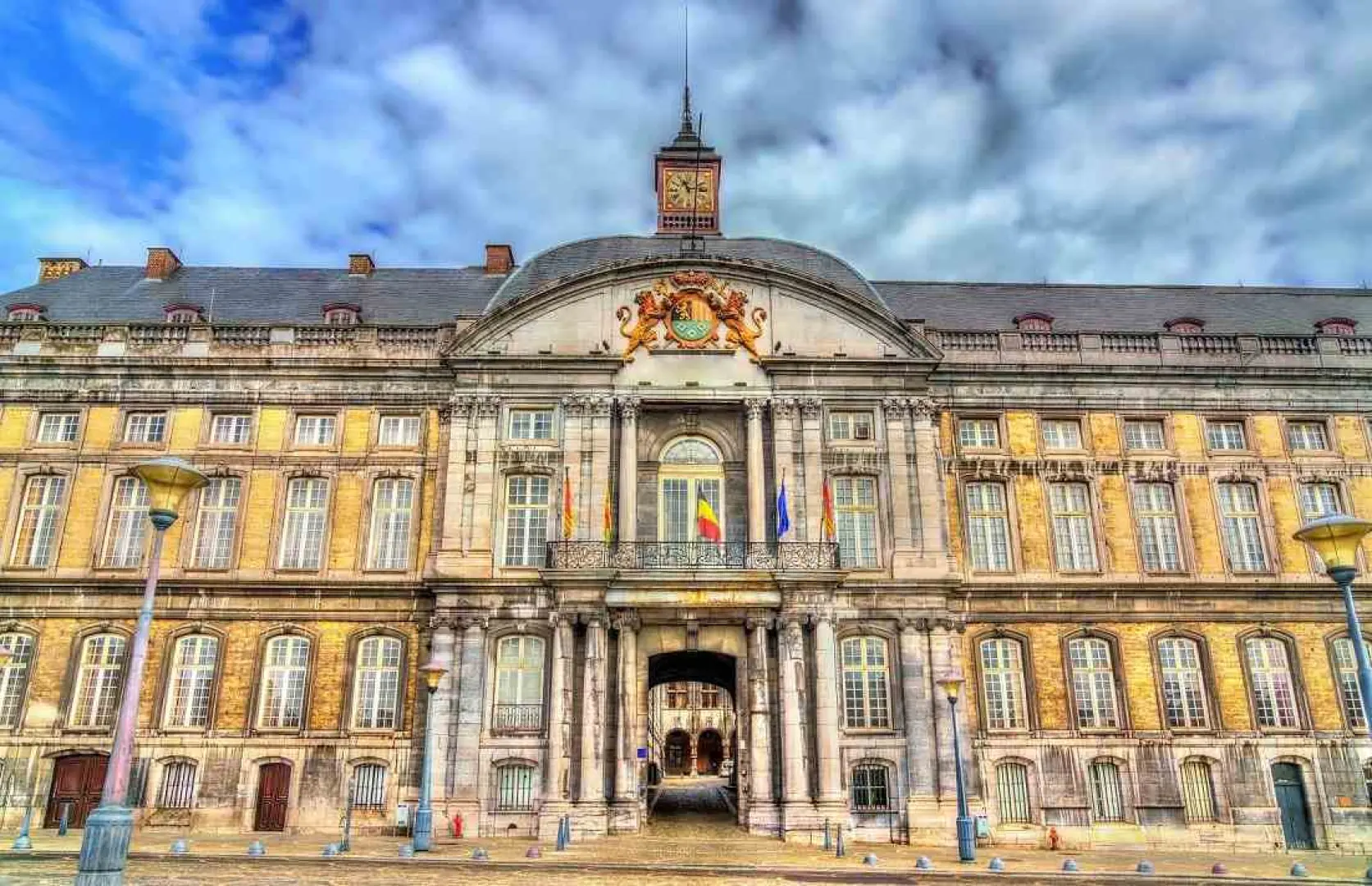 【布魯塞爾〉105公里〉照●迪南Dinant〉196公里〉列日〉照●主教王子宮殿Prince-Bishops' Palace〉照●聖保羅大教堂St. Paul's Cathedral〉33公里〉馬斯垂克Maastricht〉照●地獄之門Helpoort〉照●天堂書局Book Store Dominicanen】