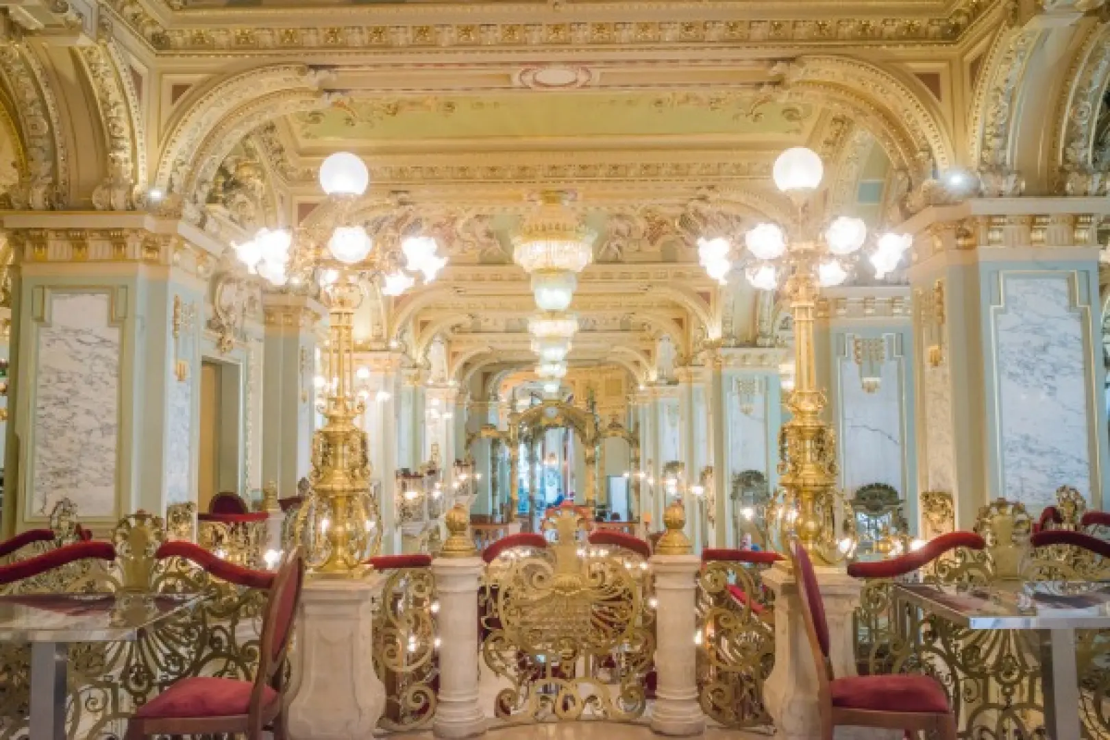 【布達佩斯〉照●聖伊斯特萬聖殿St. Stephen's Basilica〉入●紐約咖啡館New York Café〉入●中央市場購物趣Nagy Vásárcsarnok〉瓦采大街Váci utca】