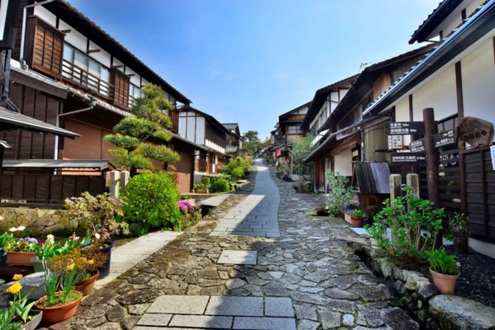 【入●中山道第43號宿場－馬籠宿〉入●惠那峽展望台〉入●光伸免稅店〉入●名古屋市區自由活動】