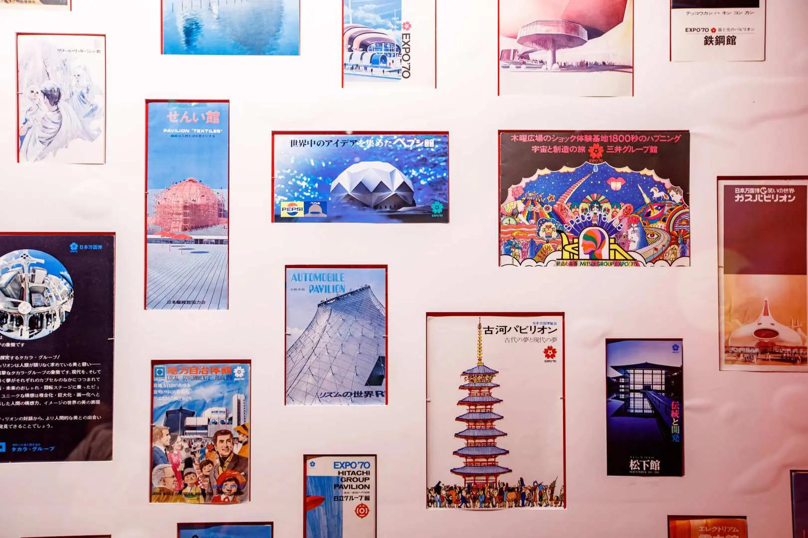 充满历史感的墙面，展示1970年大阪万博各式经典海报与宣传品，色彩缤纷，重现当年的盛况与多元文化。