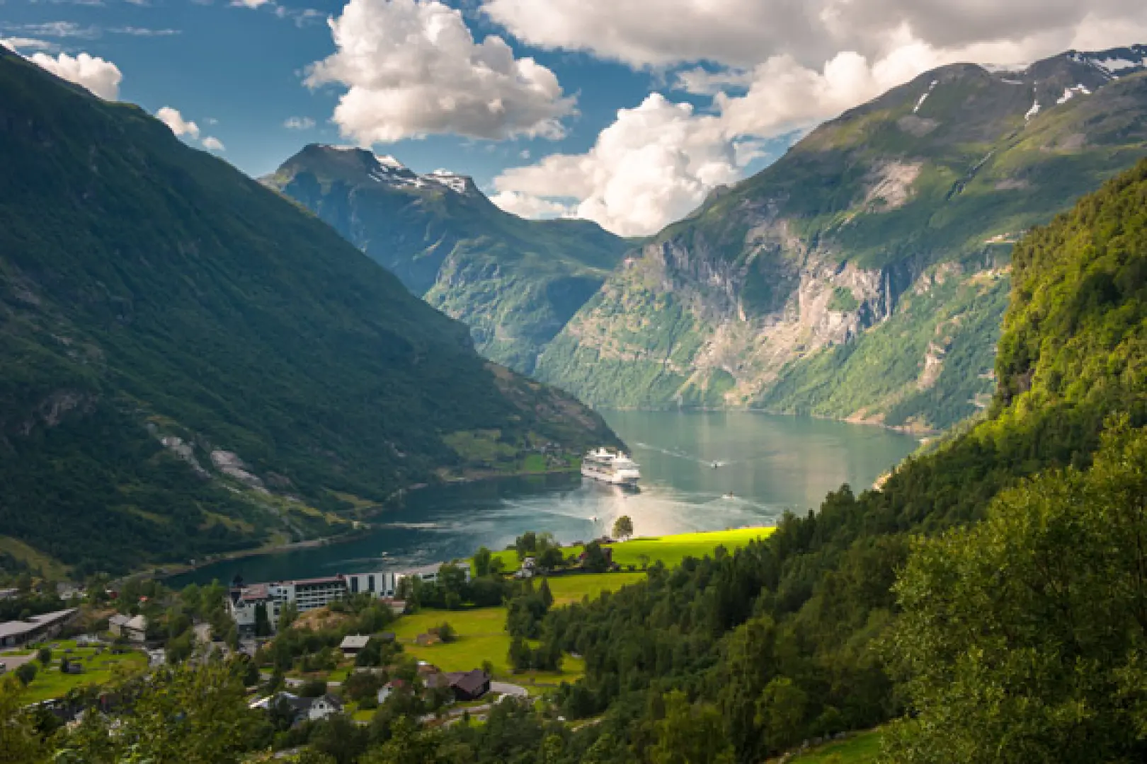 【奧塔杜姆奧斯或周圍地區〉286公里〉照●蓋倫格峽灣Geirangerfjord〉入●蓋倫格峽灣遊船Geirangerfjord Cruise〉30公里〉入●布利克斯達冰河Briksdal Glacier(含電動車)〉82公里〉盧恩】