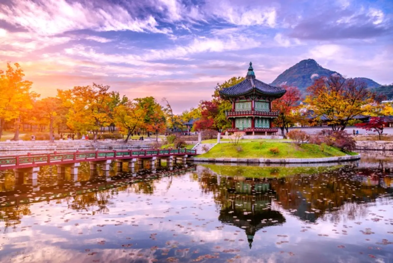 【飯店〉精緻美膚彩妝坊〉景福宮〉古裝Cosplay．韓服變裝遊古宮(華麗韓服體驗+頭飾)〉網美咖啡廳(飲料+點心)〉明洞鬧區(保證逛街四小時)〉飯店】