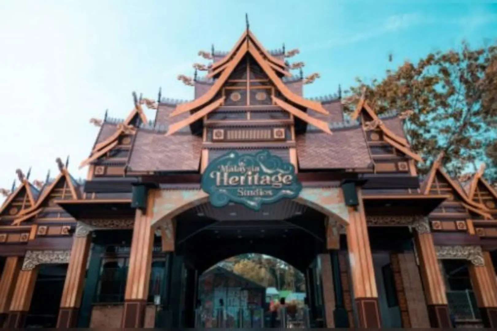 【馬六甲文化村Malaysia Heritage Studios〉麻六甲之旅(荷蘭紅屋、大鐘樓、基督堂、聖地牙哥城堡、聖保羅教堂、雞場古董街)〉三輪車遊古城〉娘惹文化體驗、百年古屋(傳統服飾體驗+拍照+娘惹糕點+茶飲)〉大紅花Lexis Hibiscus Port Dickson】