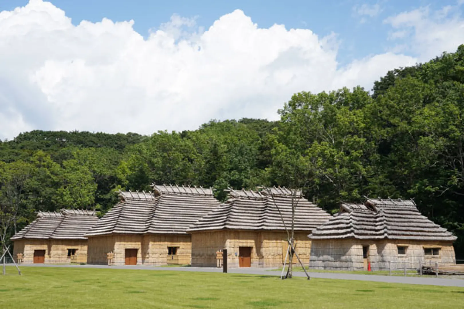 【桃園／千歲〉加贈美味滿點．北海道名物『和牛可樂餅』+水〉照●蔚藍色調～支笏湖〉入●Upopoy（民族共生象徴空間、體驗愛努民族之美）〉森之庭渡假村(北湯澤溫泉)】