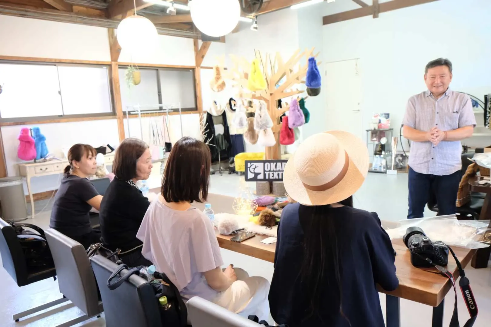 産地の歴史とエコファーについて学びます
日本唯一の総合パイルファブリック産地・高野口町の歴史と、世界的ブランドも認める高品質エコファーの技術を解説