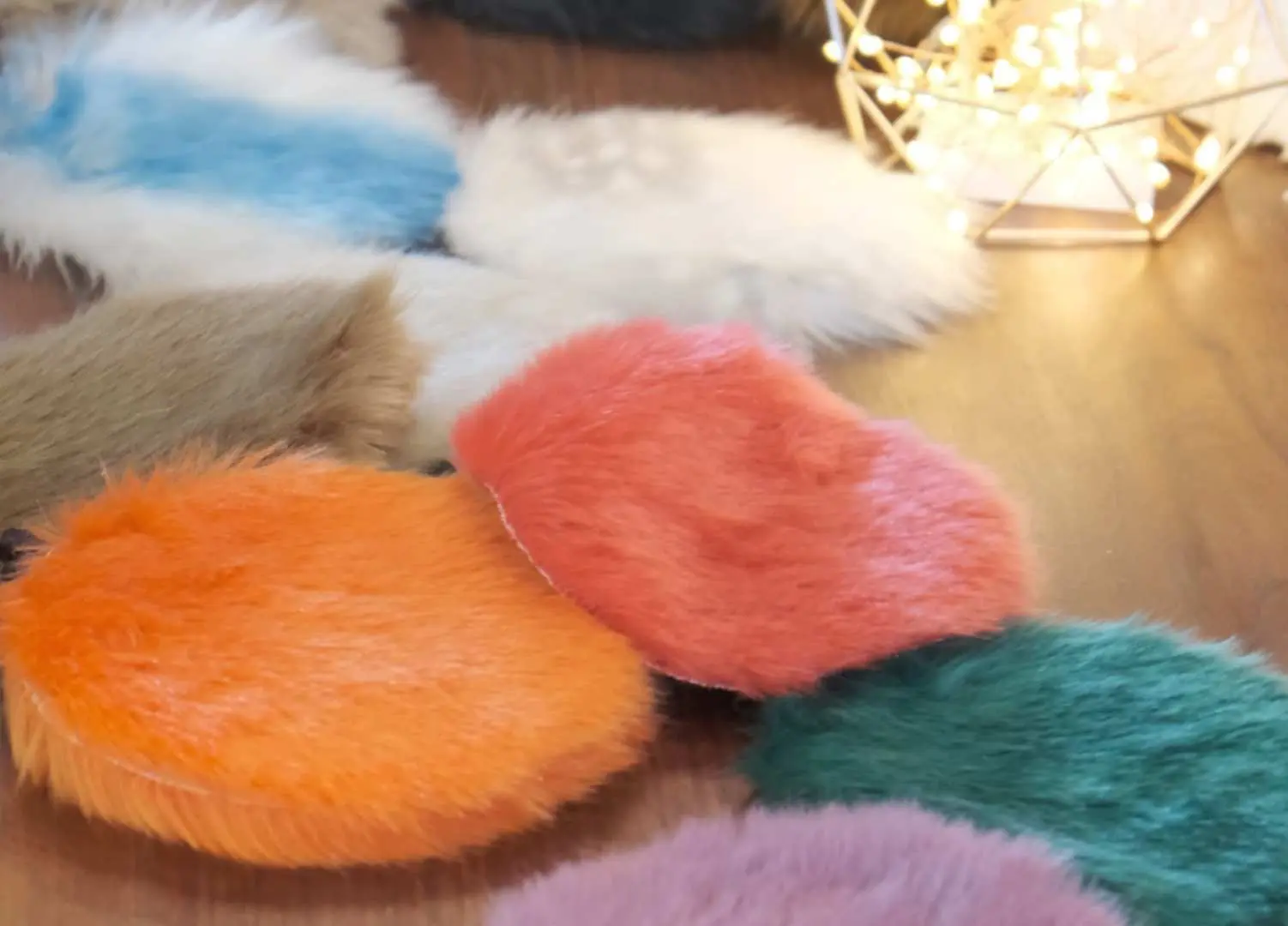 準備された中からお好きな色、毛足のファーを選びます
10種類程度ある中から選ぶのが楽しい！ご希望であれば目をつけてマスコットのようにすることもできます