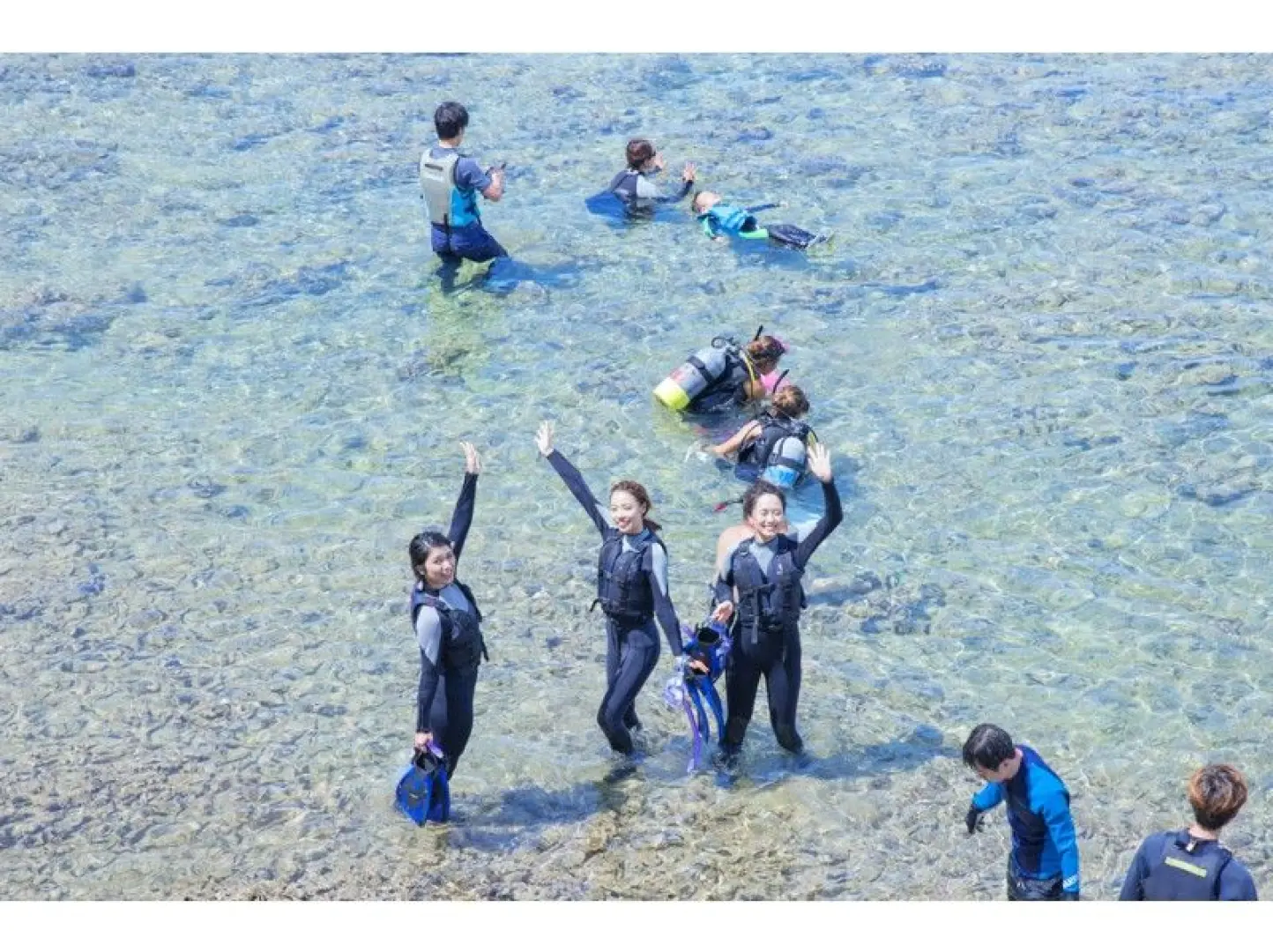 いよいよ海の中へ。海から青の洞窟までは近いのですが、最初は浅瀬で体の感覚を慣らします。いきなり深い所へ飛び込むわけではないので、安心してダイビングがスタートできます。