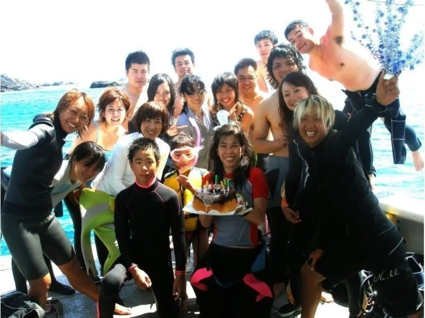 We're heading back to Naha. The boat is equipped with hot and cold showers and changing rooms, so you can return feeling refreshed after the tide has gone out.