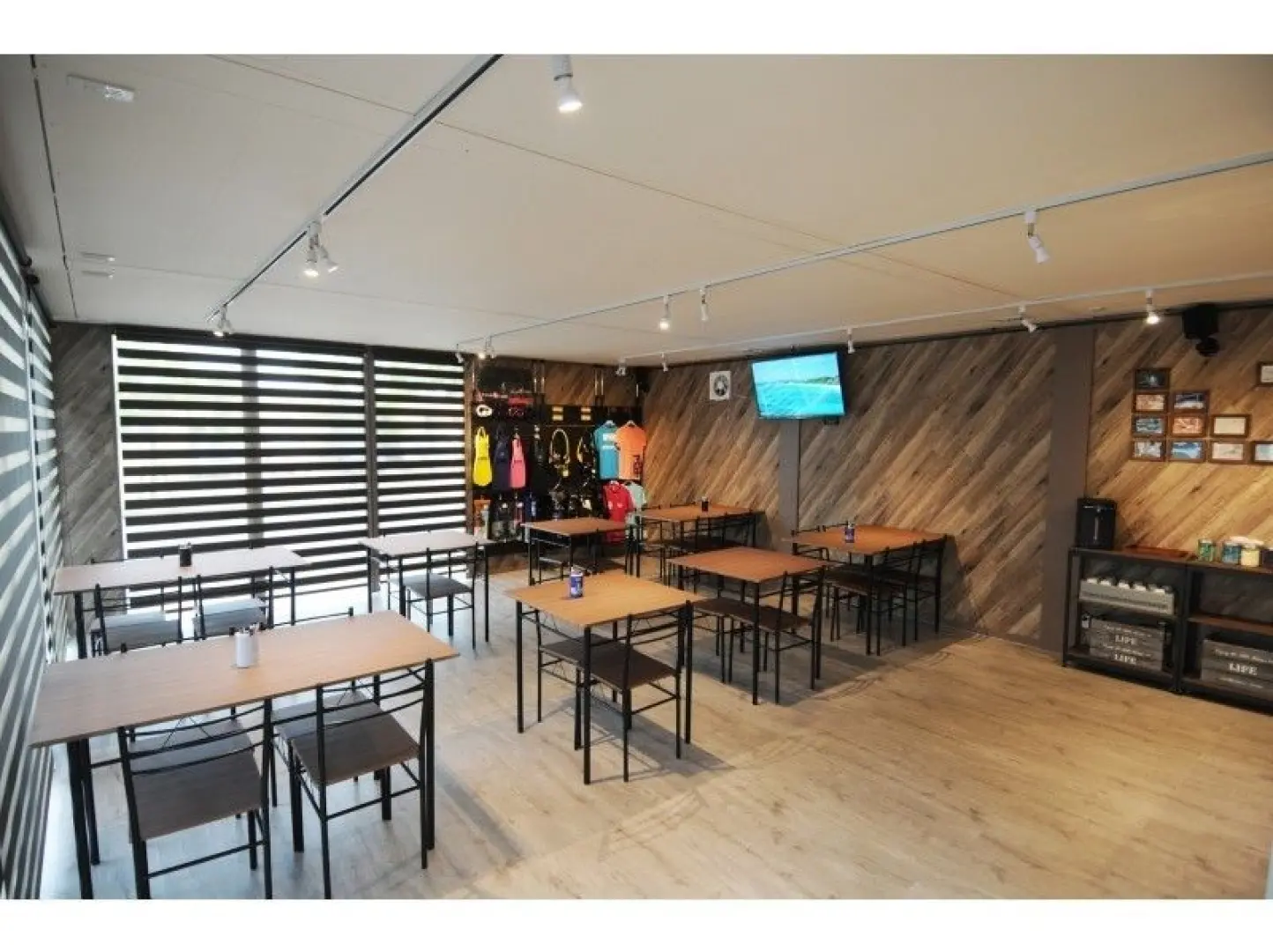 認定式。宜野湾本店でログ付け＆認定式。
巨大スクリーンで最終日に撮影した写真や動画を見ることもできますよ♪