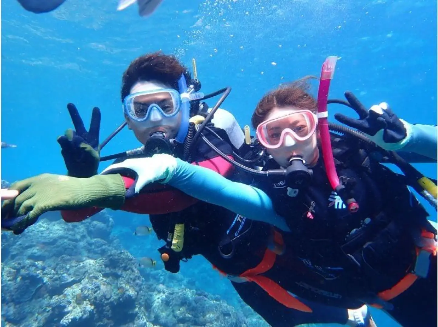 Don't worry if you're not good at swimming. Our staff will swim and pull you, so even if you can't swim, you can easily move to the Blue Cave.