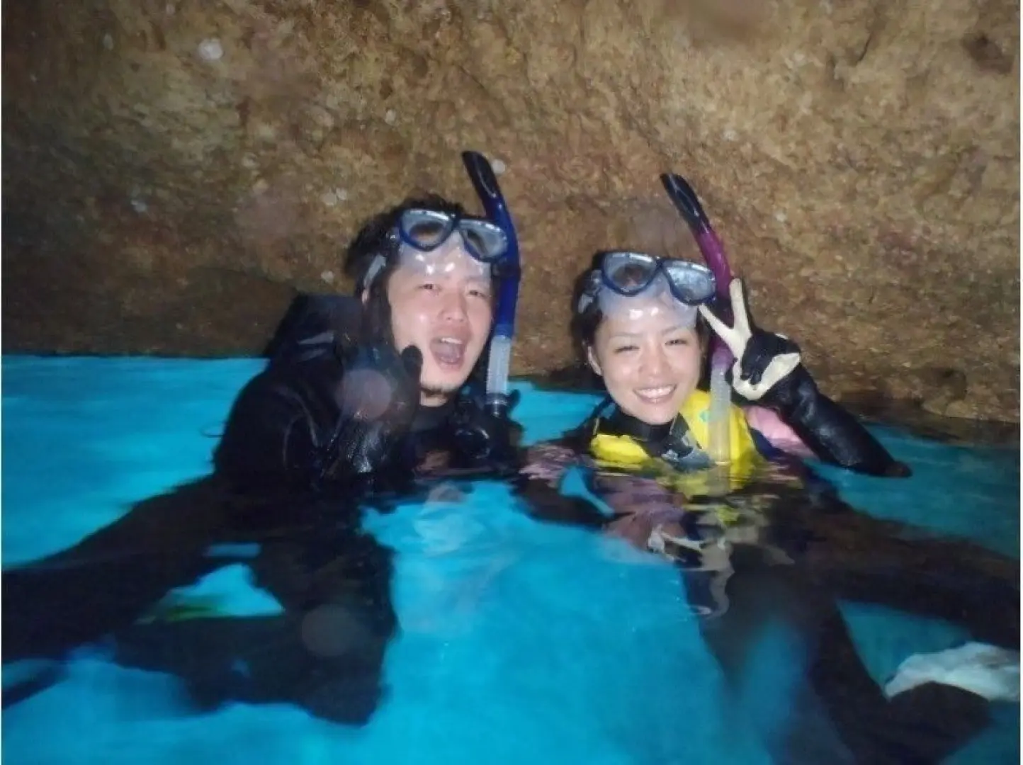 We finally head to the Blue Cave. Finally, we arrive at the Blue Cave. There are two things to see in this cave.
The first is the "blue surface of the water."
This can only be seen in certain special circumstances, so be sure to be soothed by the mystical color of the water's surface.
Of course, we'll take some commemorative photos.