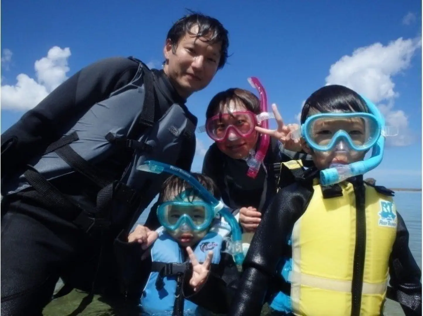 First, we'll start with a thorough preparation lecture. We'll carefully explain the equipment so that even first-timers and children can understand. 
Equipment explanation Before you go swimming, you'll practice how to use the snorkel, how to put on a mask, how to use fins, and what to do if water gets in. 
Staff will support small children by pulling them in the baby boat. Adults can also enjoy themselves without worry. If you're nervous about swimming, you can hold on to the swim bladders provided by staff and gradually get used to the sea and have fun!