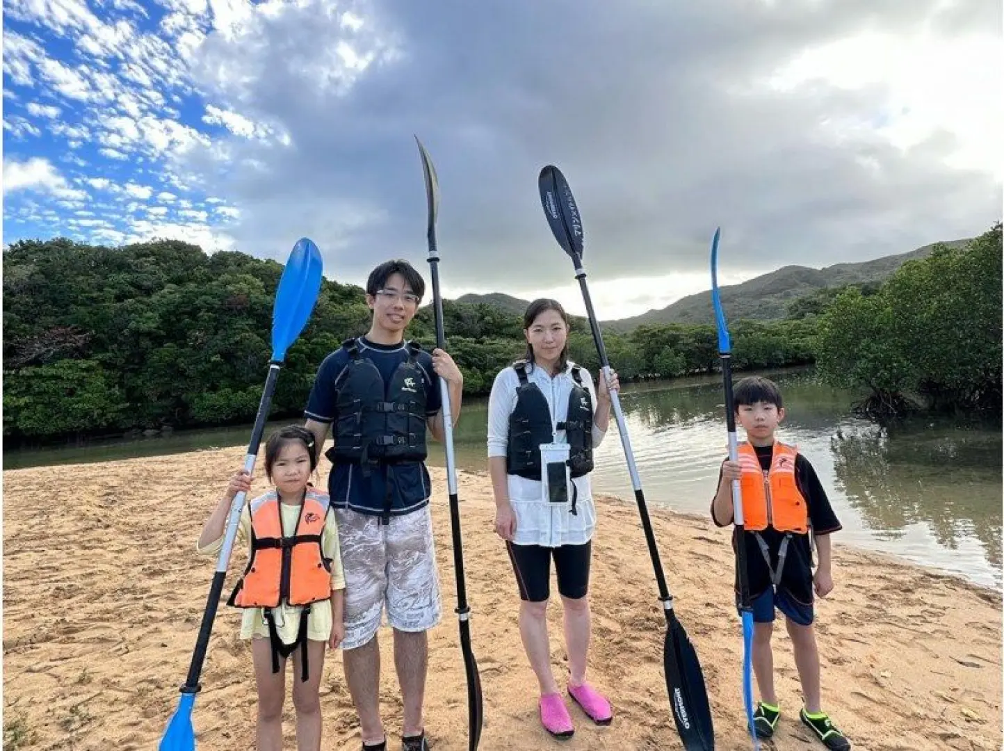 海況によっては川岸スタートも。波の高い日は、安全性を考慮し、川岸からスタートします