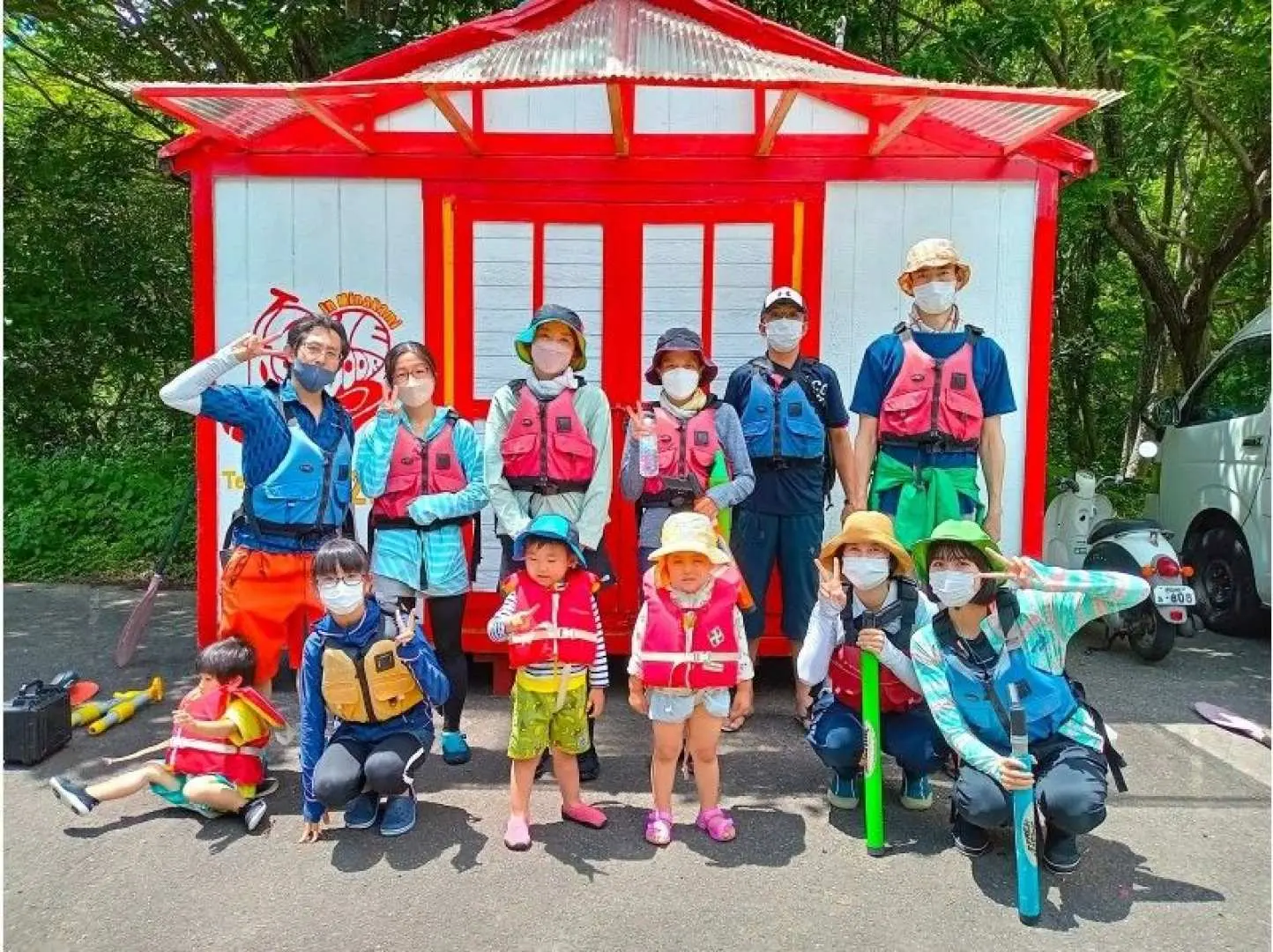 Group photo at the starting point. Before we leave we all get together and take a group photo